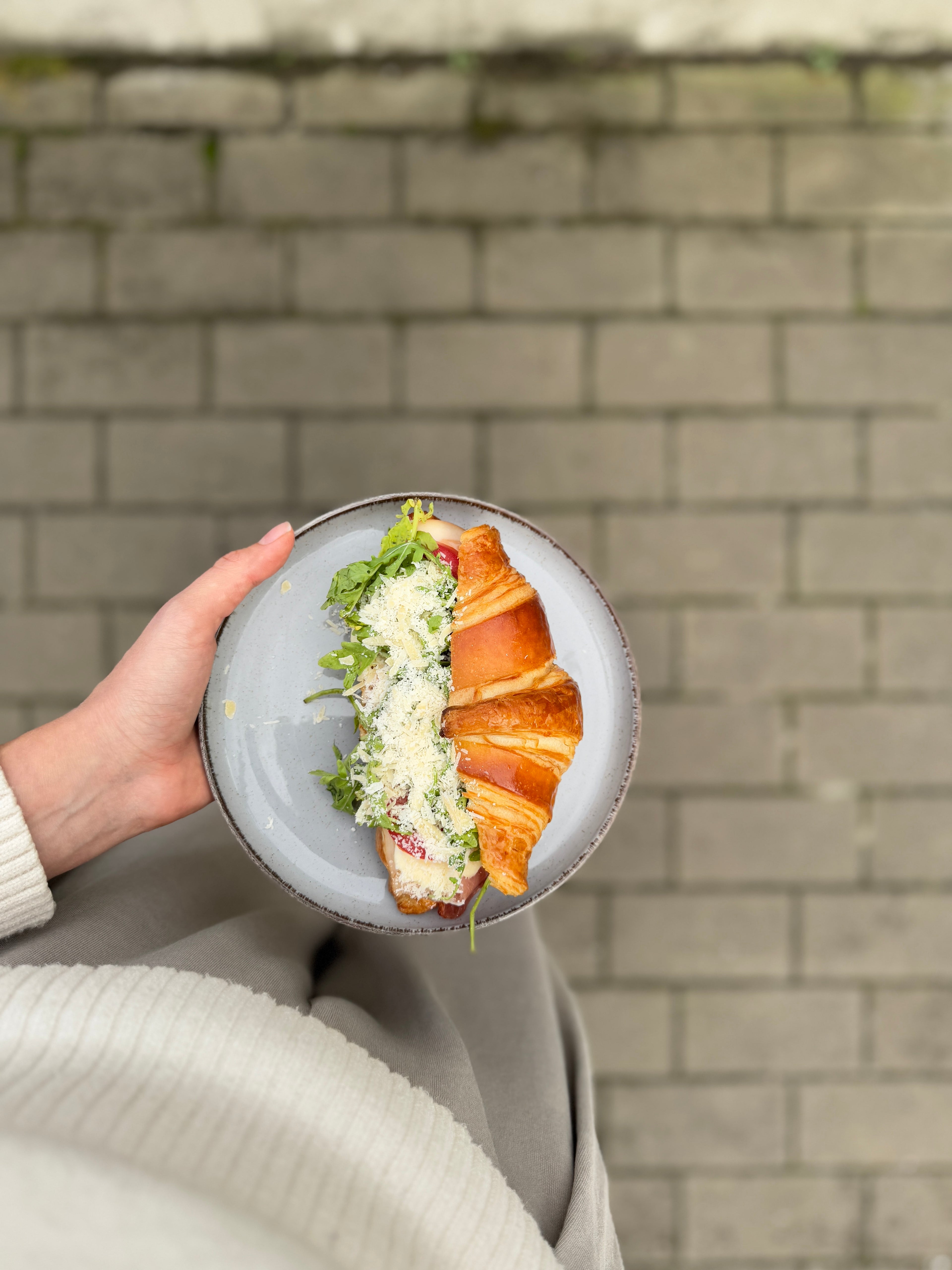 Mozzarella-serrano täidisega croissant