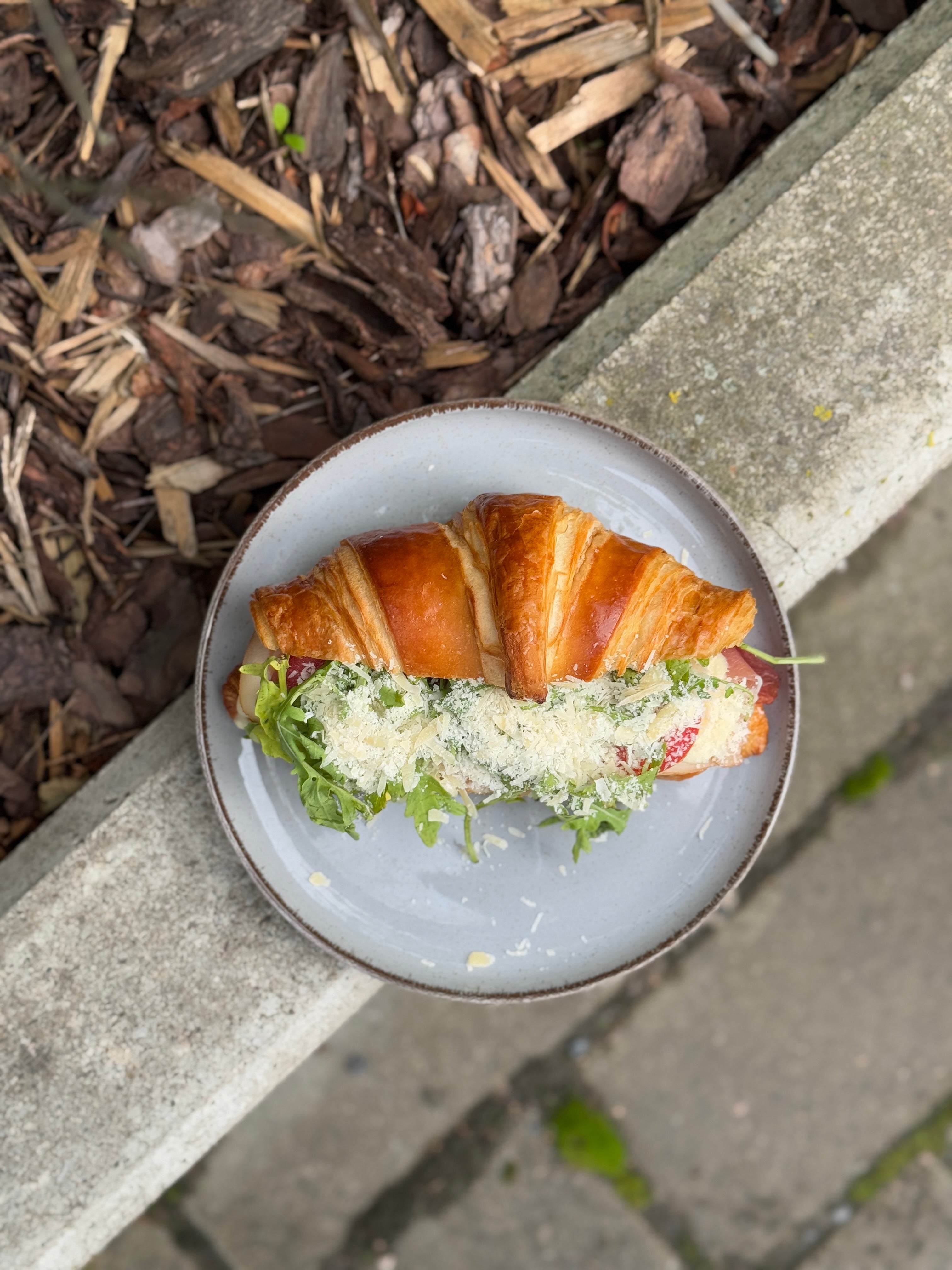 Mozzarella-serrano täidisega croissant
