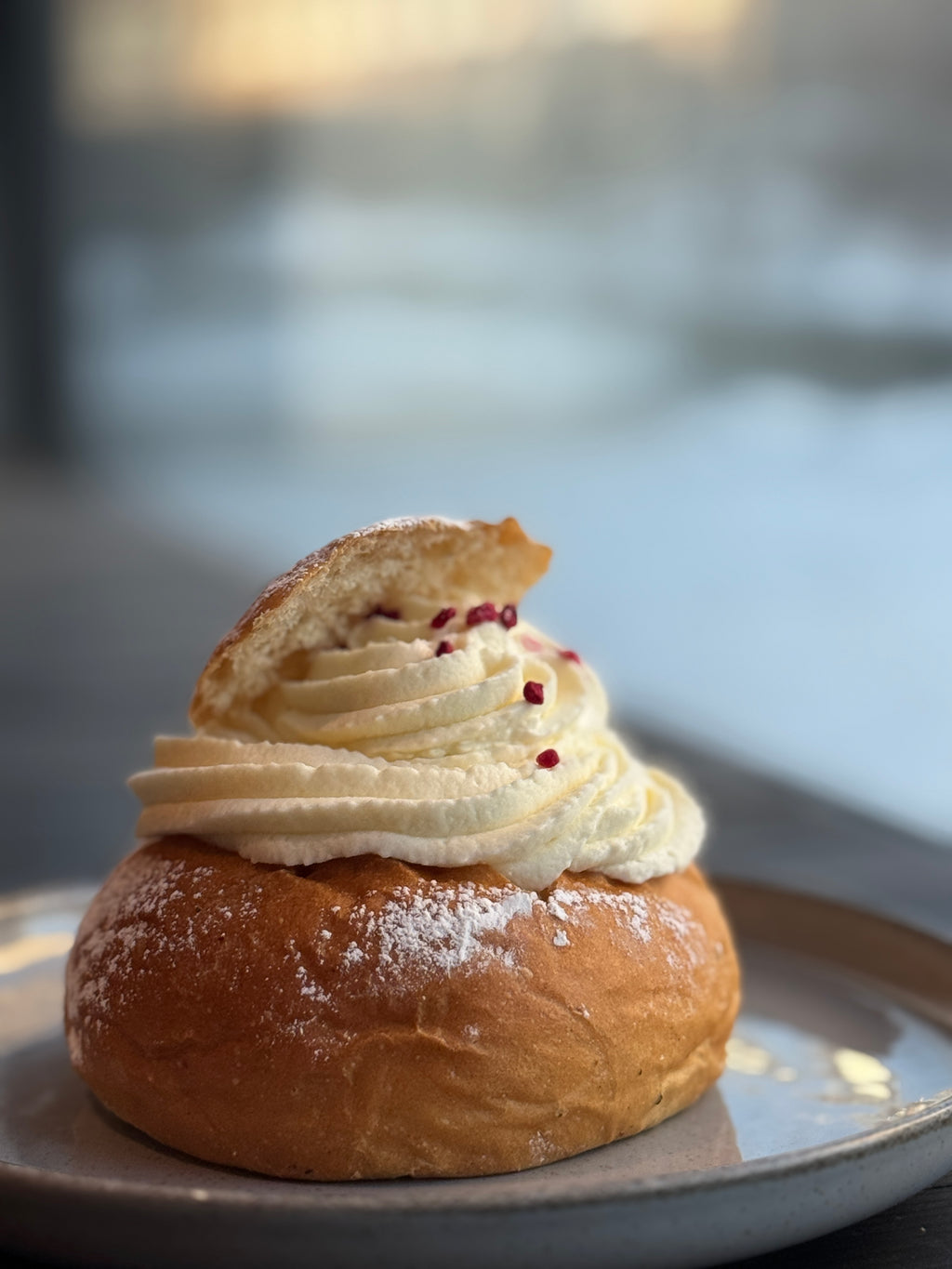 Vastlakukkel kirsimoosiga/vahukoorega