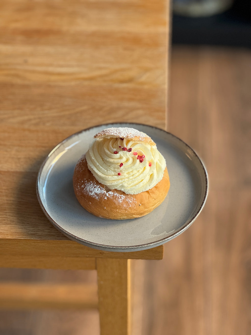 Vastlakukkel kirsimoosiga/vahukoorega