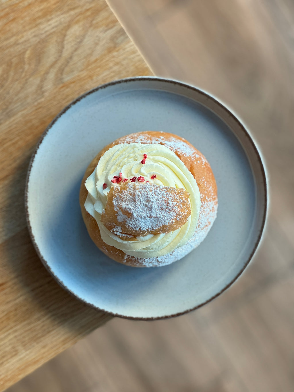 Vastlakukkel kirsimoosiga/vahukoorega