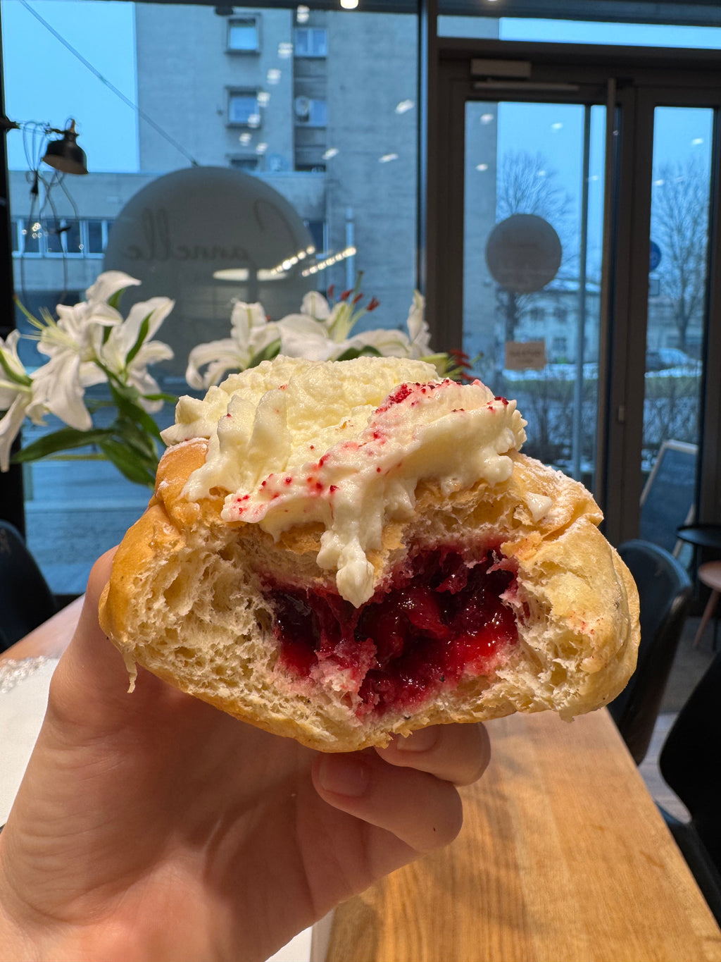 Vastlakukkel kirsimoosiga/vahukoorega