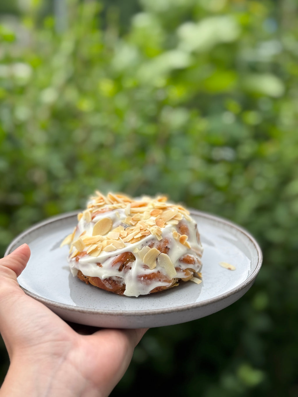 Kardemonisaiake toorjuustuglasuuriga