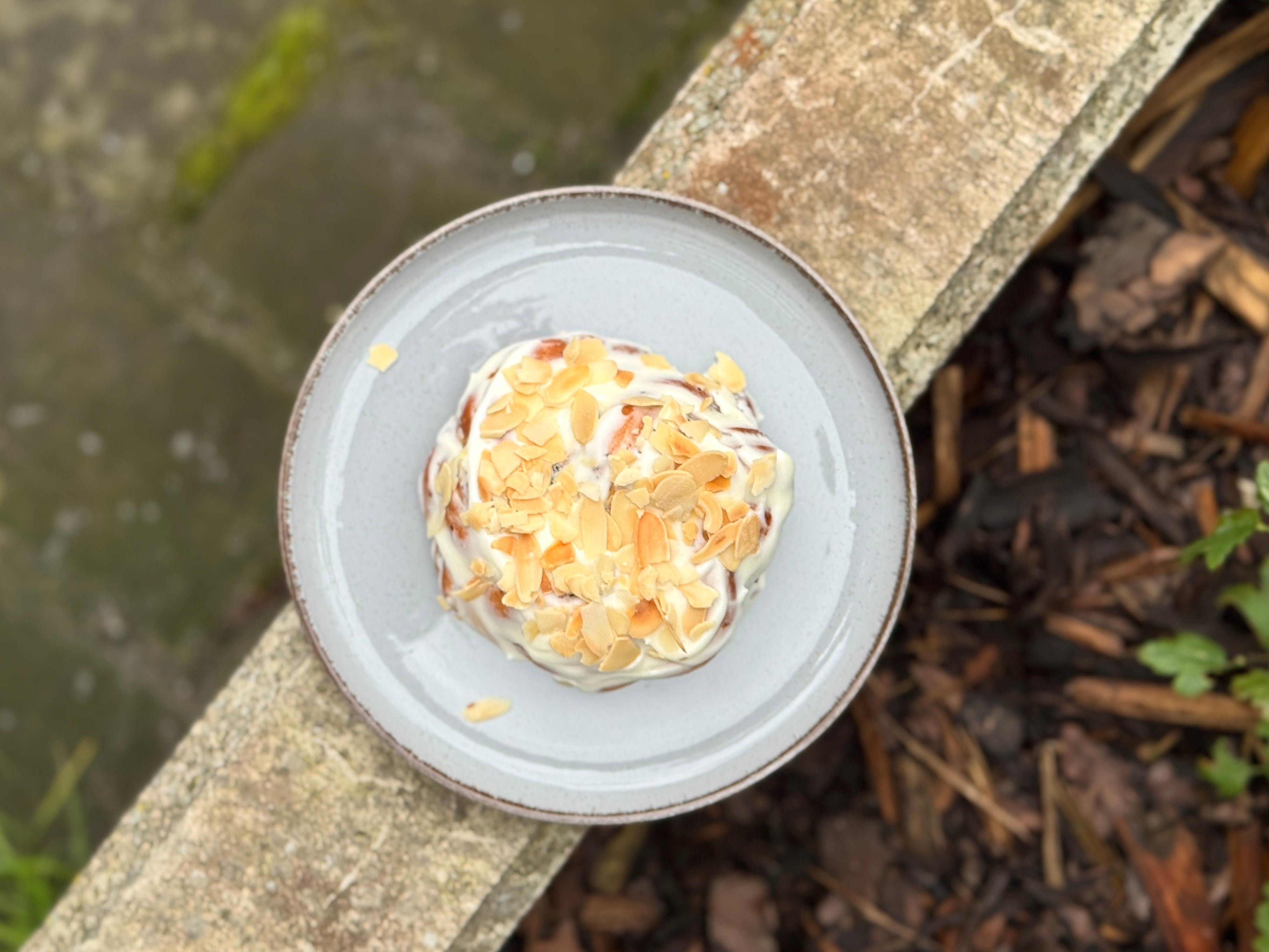 Kardemonisaiake toorjuustuglasuuriga