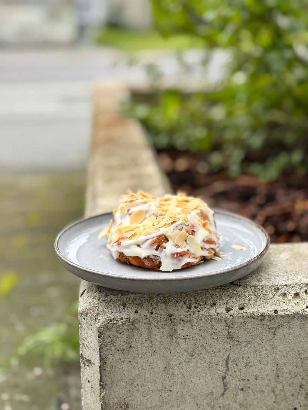 Kardemonisaiake toorjuustuglasuuriga