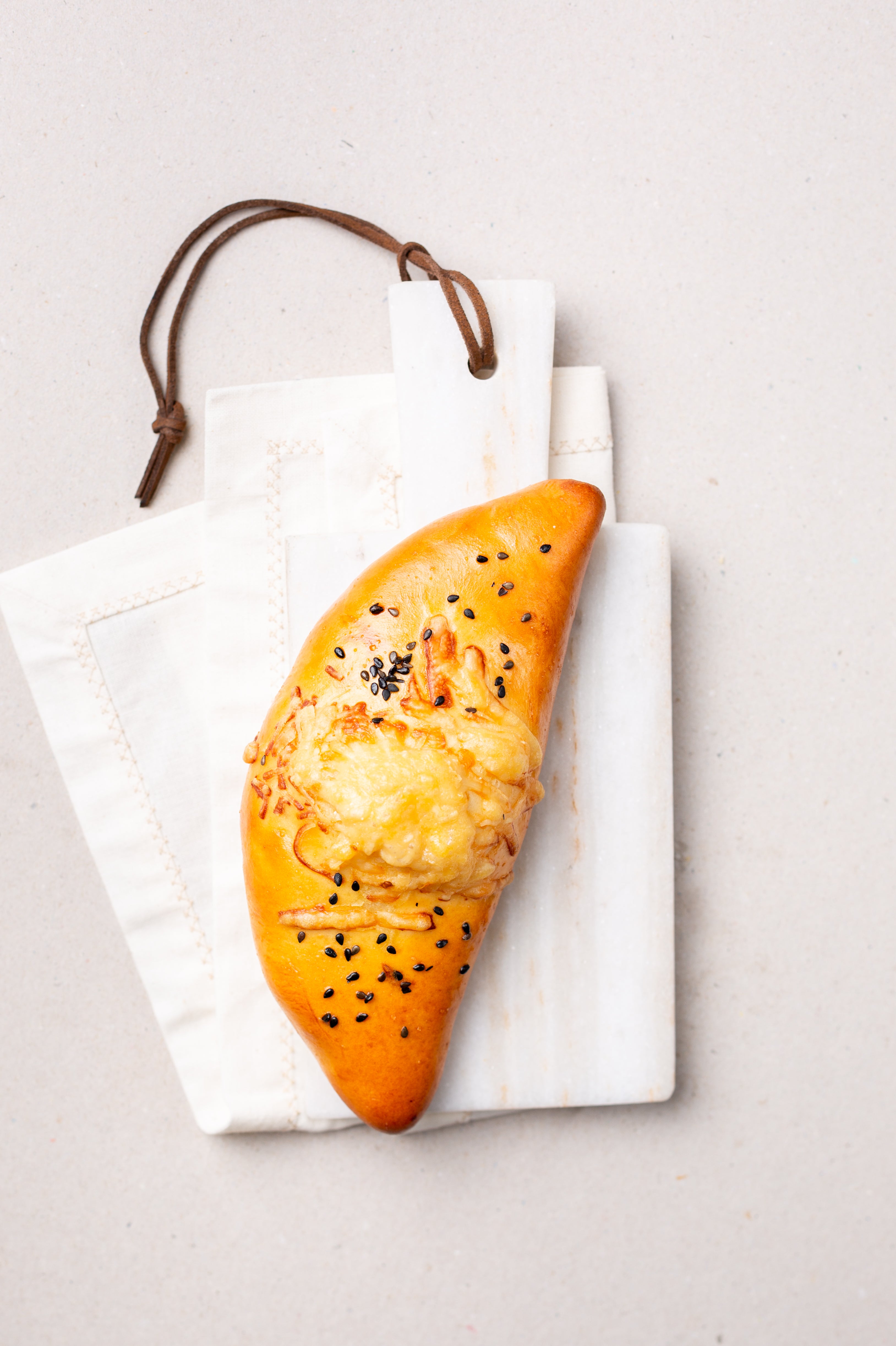 Suitsukanapirukas päiksekuivatatud tomatitega